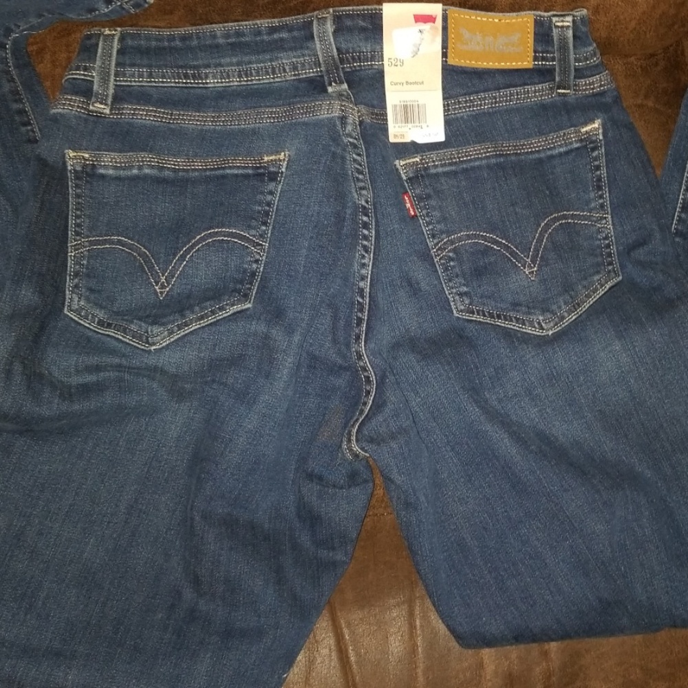 Levis - Picture 3 of 5